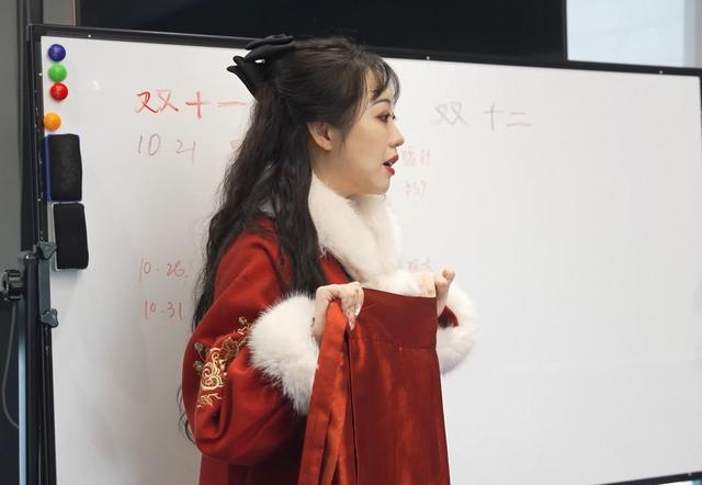 美女话唠掌柜火出圈，设计大胸也能穿的汉服，年销千万
