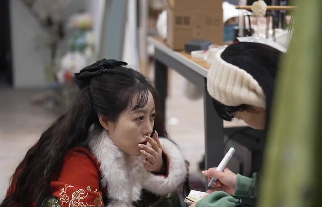 美女话唠掌柜火出圈，设计大胸也能穿的汉服，年销千万