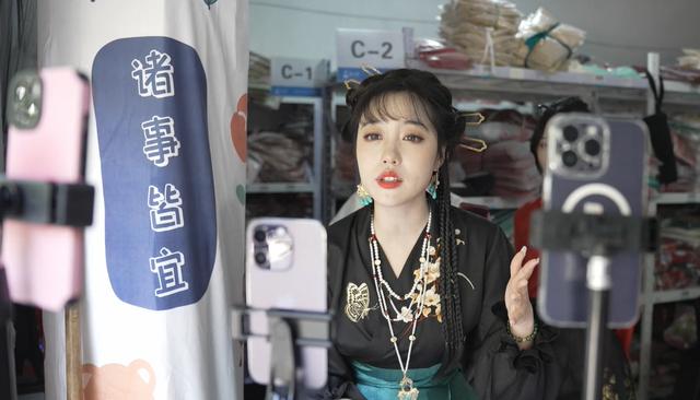 美女话唠掌柜火出圈，设计大胸也能穿的汉服，年销千万