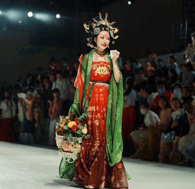 美女话唠掌柜火出圈，设计大胸也能穿的汉服，年销千万