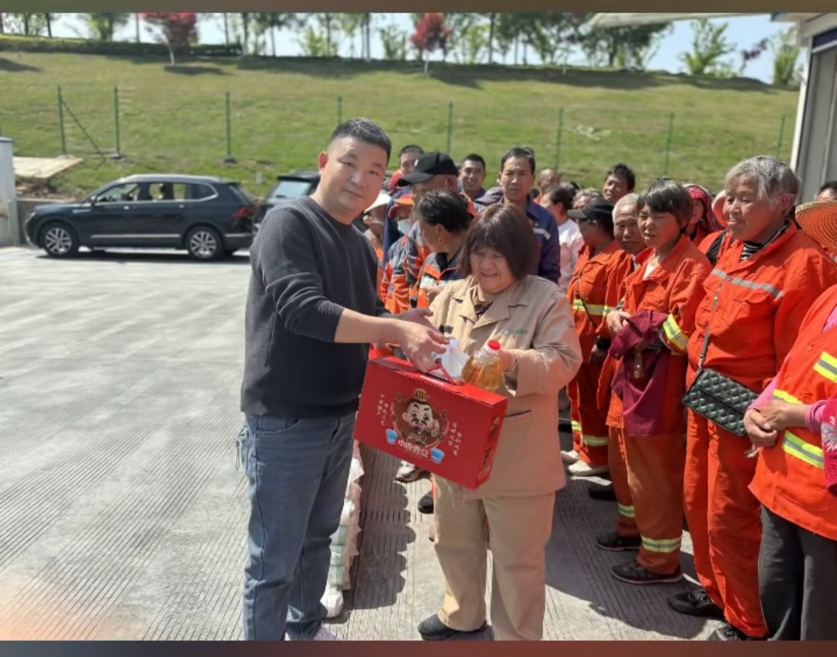 义乌市河南商会开展慰问城市美容师公益活动-图片2