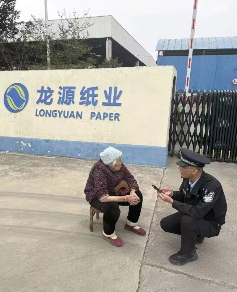 八旬老人迷途，太康警察热心救助-图片1