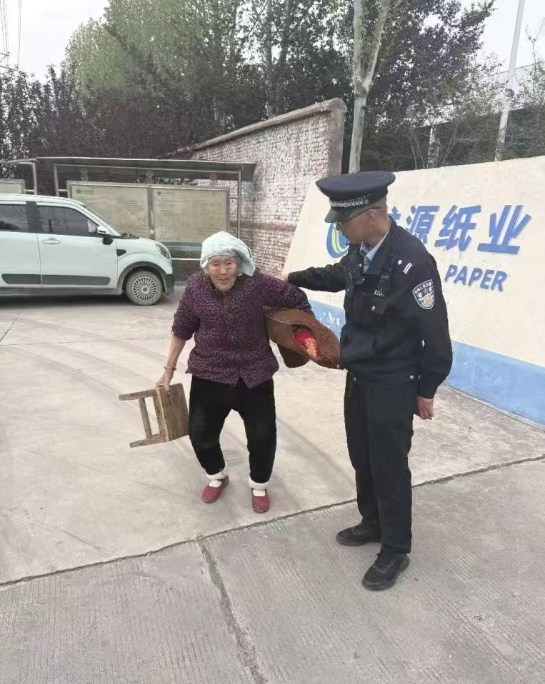 八旬老人迷途，太康警察热心救助-图片2