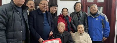 上海市新四军历史研究会会员上门慰问新四军老战士、百岁寿星顾定宇